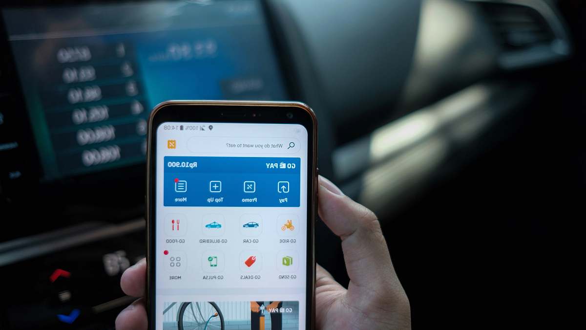 cell phone person holding android smartphone mobile phone